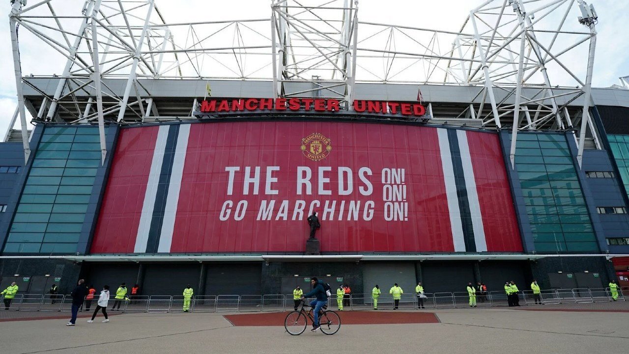 stadion kandang manchester united