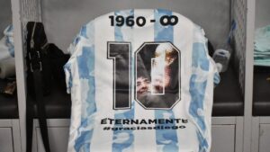 Bola ‘Gol Tangan Tuhan’ Diego Maradona Laku 60 Miliar!